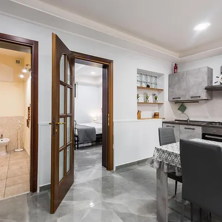 L'alloggio Del Re Apartment